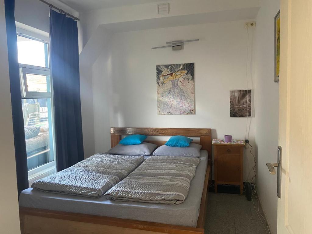 Postel nebo postele na pokoji v ubytování Adna Art Apartment