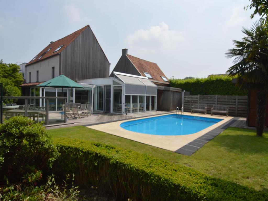Hồ bơi trong/gần Splendid villa in Flemish Ardennes with pool