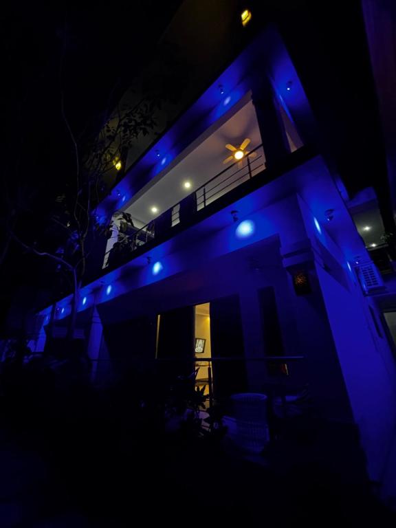 Una casa con luces azules encendidas por la noche en Surf VIP location, en Cóbano