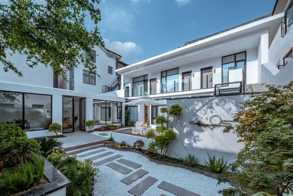 einen Blick nach außen auf ein weißes Gebäude in der Unterkunft 山也云也大理古城南门店 in Dali Ancient Town