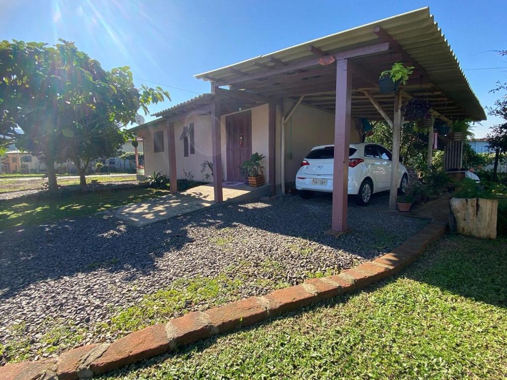 a car parked in a garage next to a house at Igrejinha RS in Igrejinha