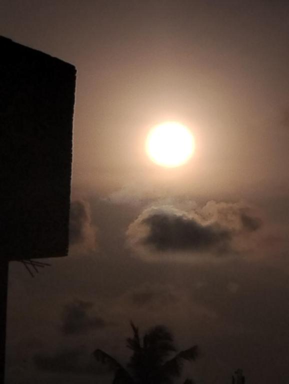 Východ nebo západ slunce při pohledu z ubytování v soukromí nebo okolí