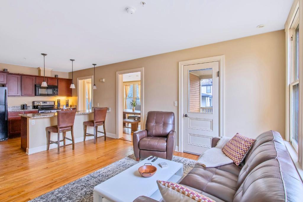 a living room with a couch and a kitchen at Westcott 3 Bed Apt in Mansion mins to SU JMA Dome in Syracuse