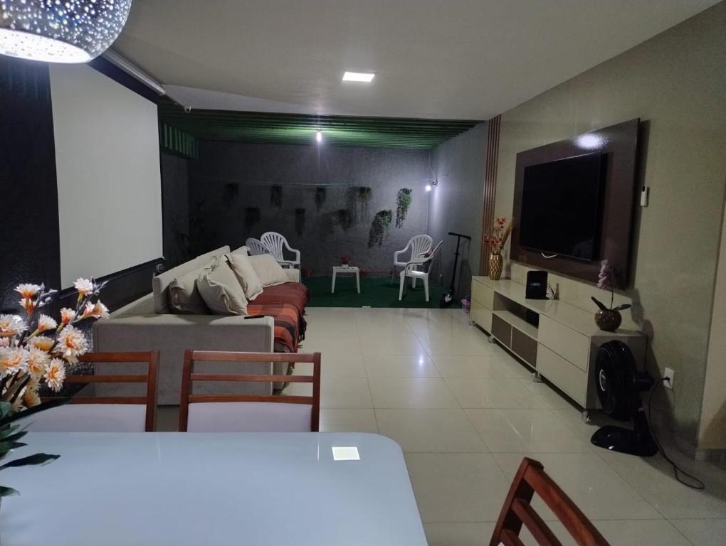 ein Wohnzimmer mit Couch und Flachbildfernseher in der Unterkunft Casa em Olinda com piscina para o carnaval in Olinda