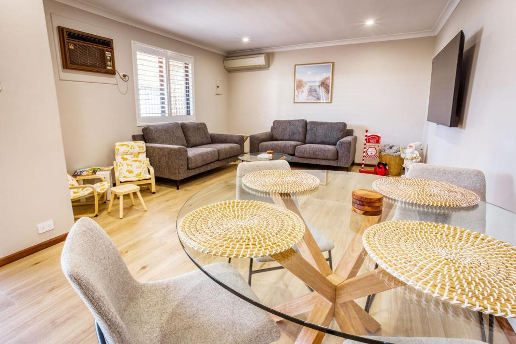 バッセルトンにあるOpal Laneのテーブル2つとソファのあるリビングルーム