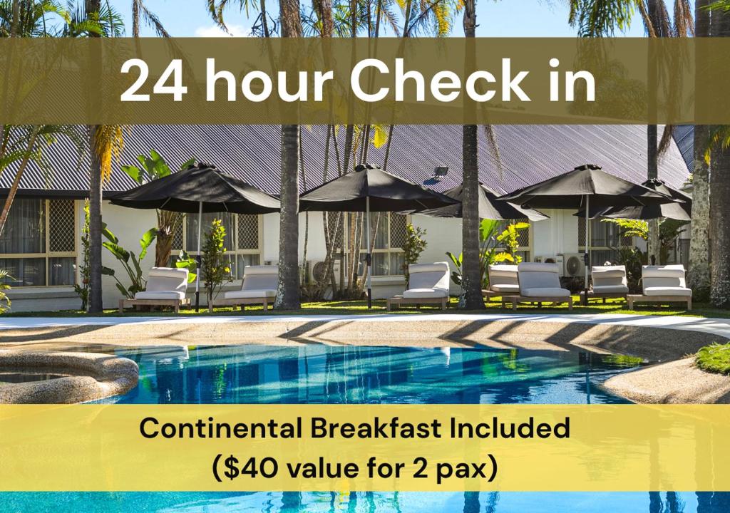 Un anuncio de un complejo turístico con piscina y sombrillas. en Ballina Byron Islander Resort and Conference Centre, en Ballina