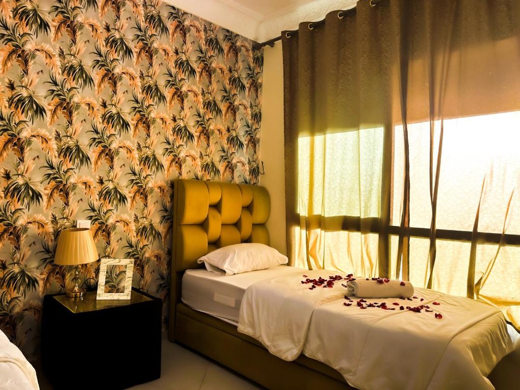 Ένα ή περισσότερα κρεβάτια σε δωμάτιο στο Superbe Appartement avec vue paronamique sur la plage Achakar - proche de Cap Spartel - Grottes Hercule N2