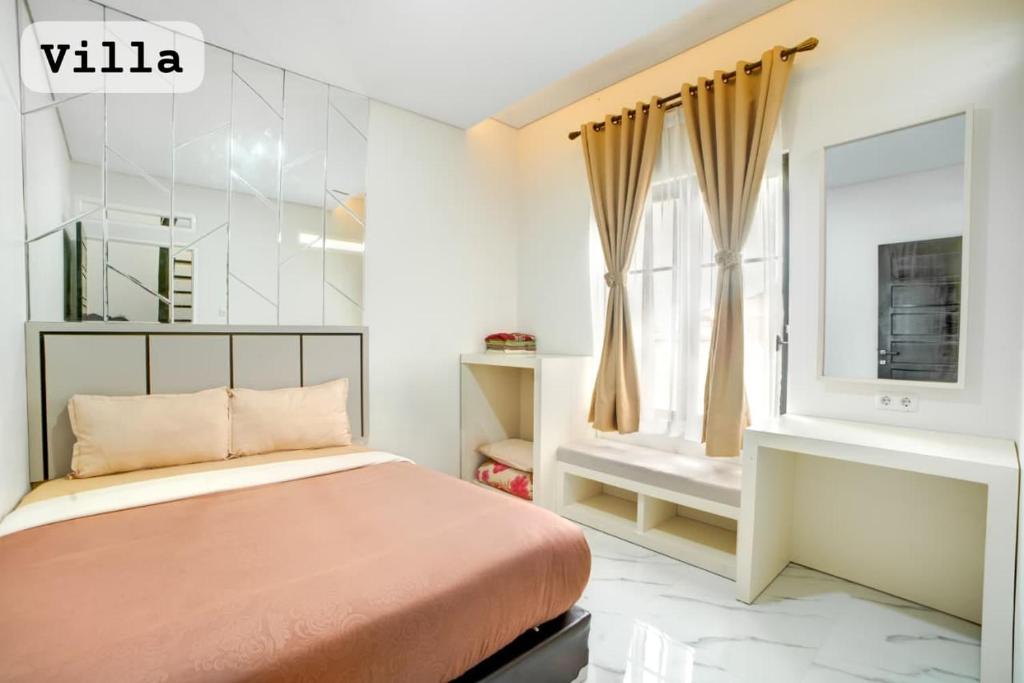 ブキティンギにあるBamboosaのベッドと窓のある寝室