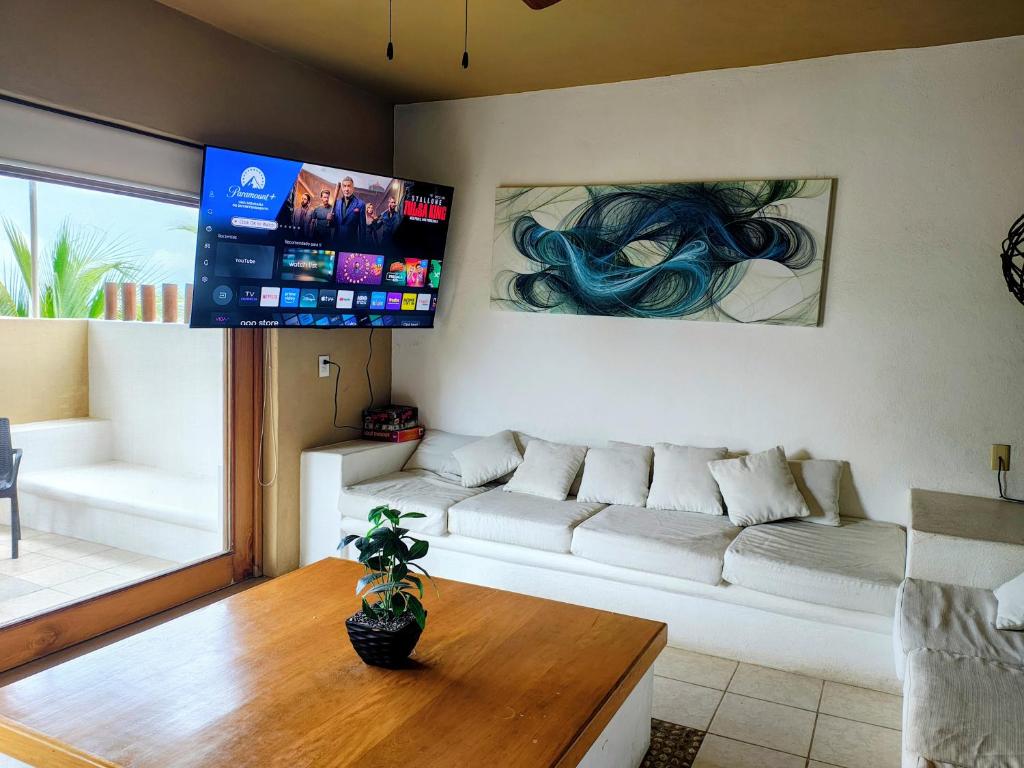 TV a/nebo společenská místnost v ubytování Beachfront apartment playa blanca