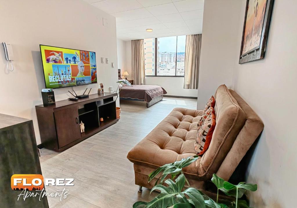 ein Wohnzimmer mit Sofa und Fernseher in der Unterkunft APT Cómodo, Céntrico, Calefacción, Vistas geniales!!! in La Paz