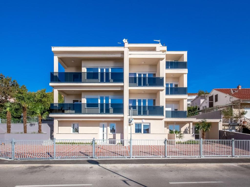 Apartment with swimming pool near sea