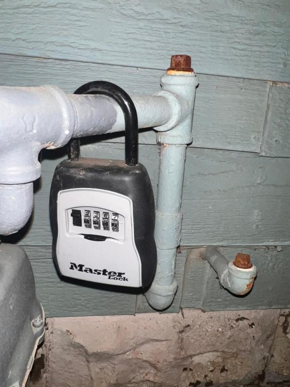 Um medidor de gás é fixado na parede com tubos. em The Perfect studio em Riverside