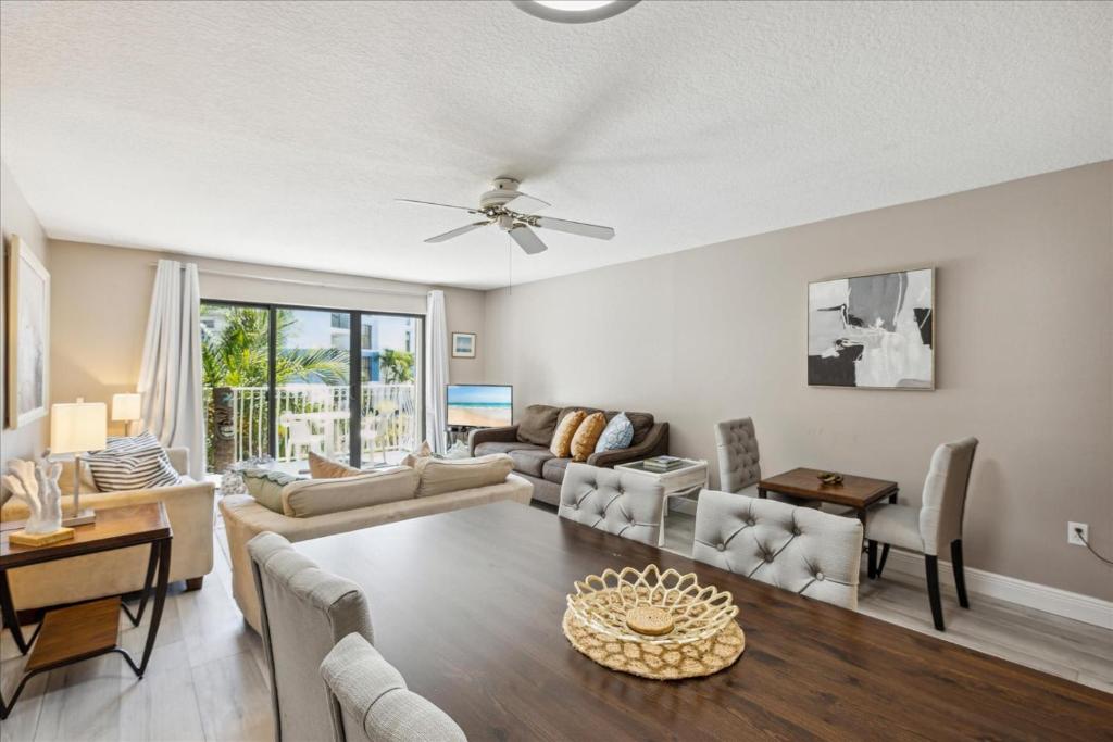 Χώρος καθιστικού στο Ola Grande by Happy Palm Stays