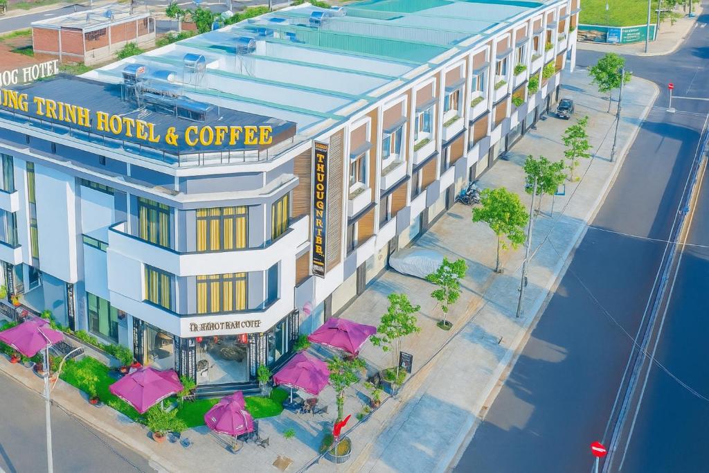 プレイクにあるPhương Trinh Hotel & Coffeeの未来のホテルと企業の建物のアーティストによるレンダリング