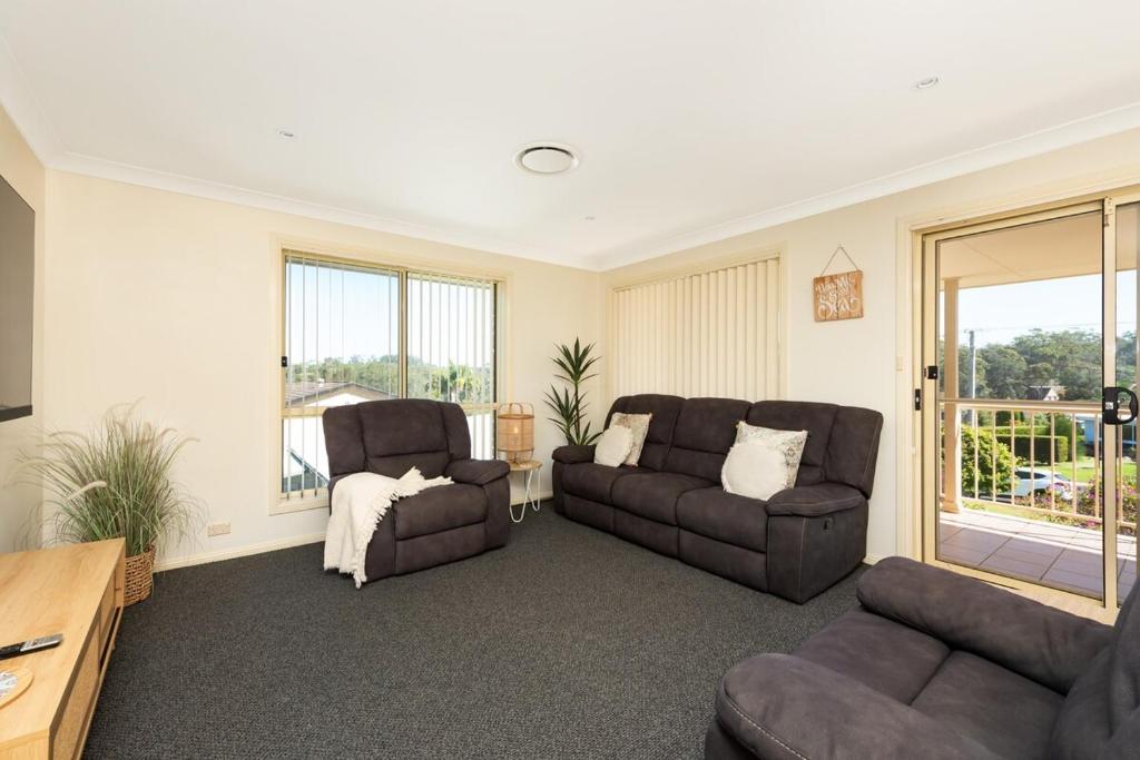 sala de estar con 2 sofás y sofá en Walk to the Beach in Central Location, en Mollymook