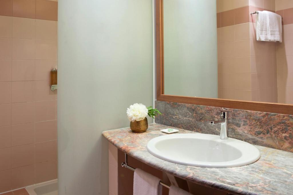 
Family Room (2 Adults + 2 Children)
