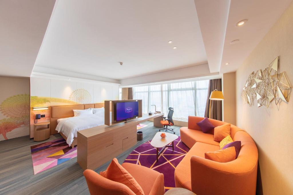 Giường trong phòng chung tại Hilton Garden Inn Zhanjiang, Renmin Avenue