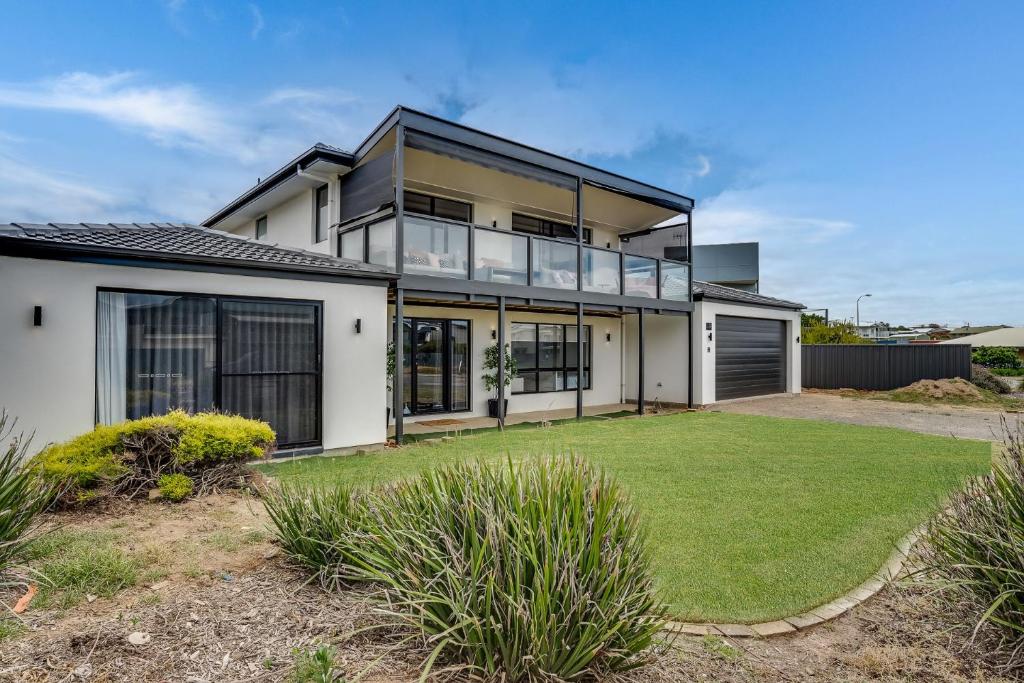 an image of a house with a yard at 32 Hargreaves-Linen Included-Pets Negotiable-Wi-Fi in Middleton