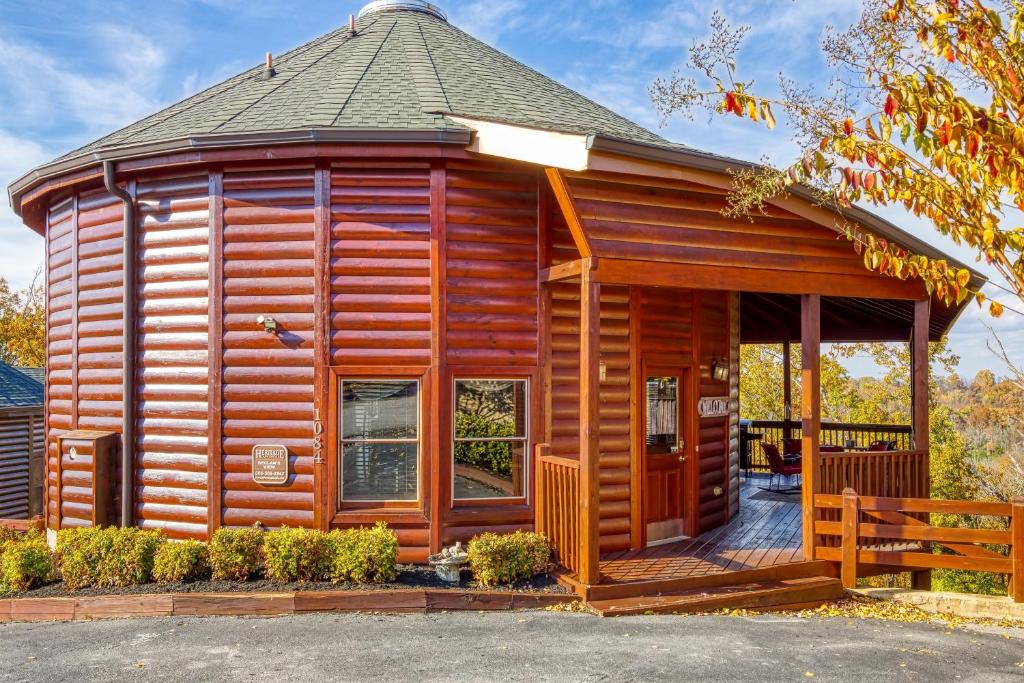 赛维尔维尔Declan's View - Cozy 1 bedroom with Game room and Great Mountain Views! cabin的小木屋设有门廊和屋顶