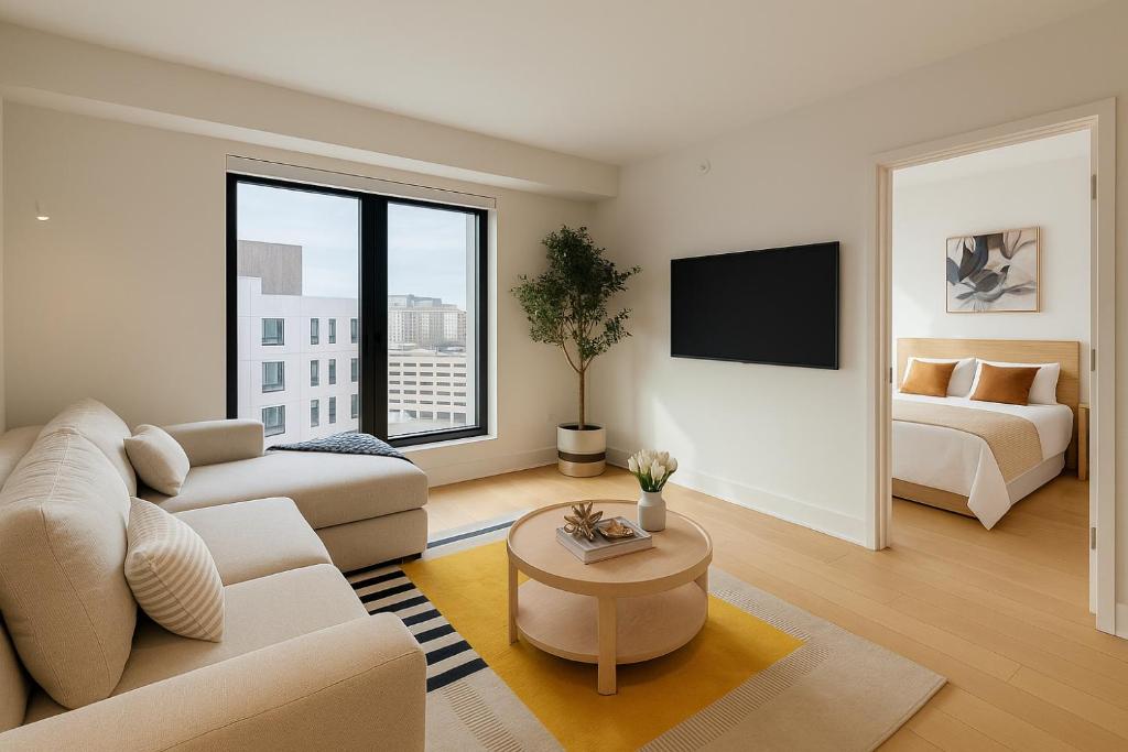 Una sala de estar con un sofá, una cama y un televisor. en Thrive Nest, en San Francisco