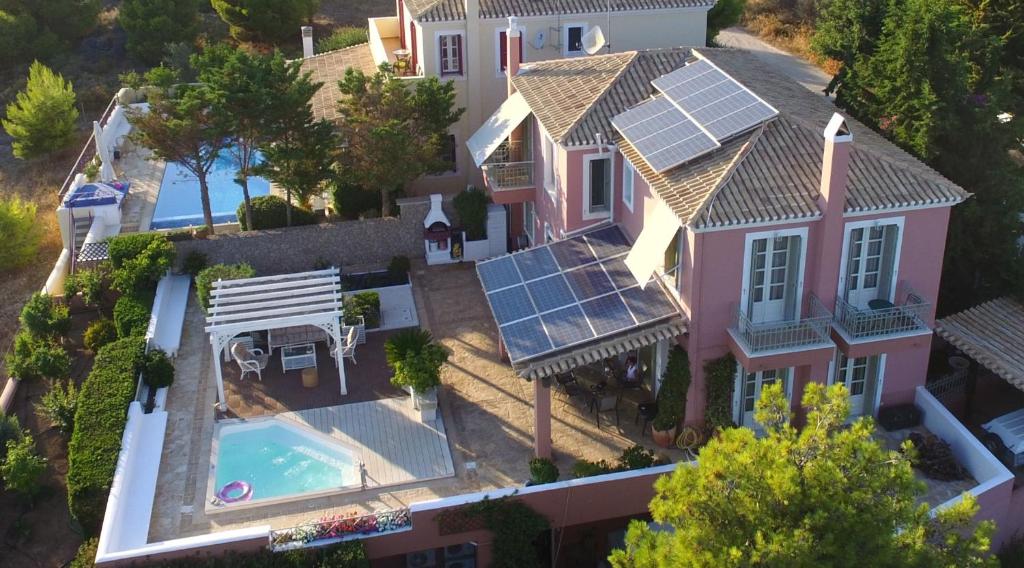 une vue aérienne d'une maison avec des panneaux solaires sur le toit dans l'établissement Aemilianus Nest Cottage, à Loutrá Kounoupélli
