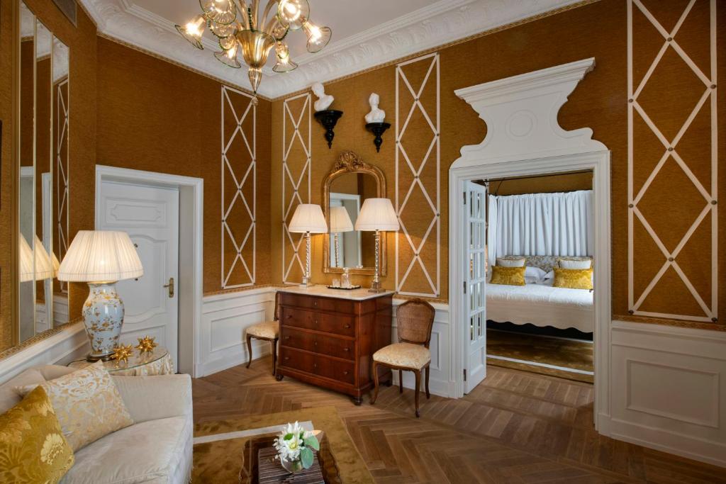 
Family Room (2 Adults + 2 Children)
