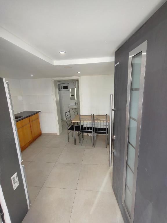 eine Küche und ein Esszimmer mit Tisch und Stühlen in der Unterkunft Mobilierte Monteuerswohnungen mit 2 Betten Stuttgart, Böblingen, Reutlingen, Waldenbuch - HeimbachEG in Waldenbuch