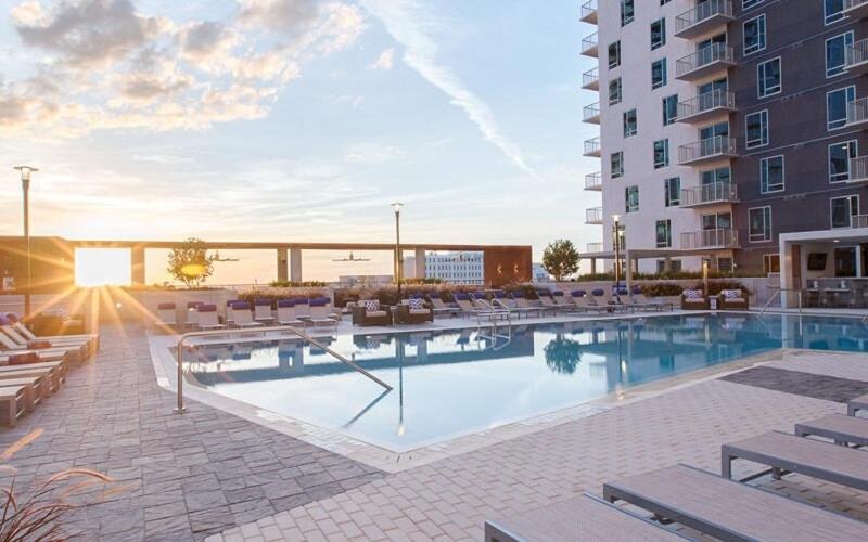 Swimmingpoolen hos eller tæt på High-Rise Apartment with Panoramic Skyline Views