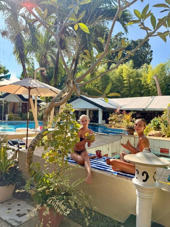 公主港深森花园酒店的两个孩子坐在游泳池边