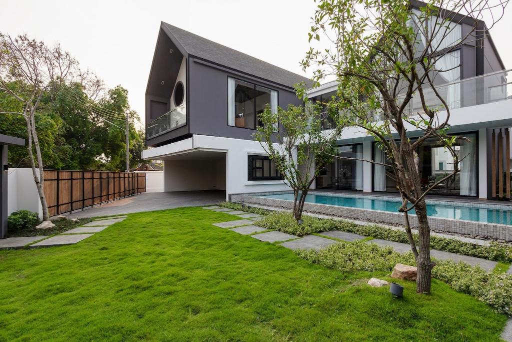 Bazén v ubytování Baan Wang Tan 3 Luxury Pool Villa, Chiang Mai nebo v jeho okolí