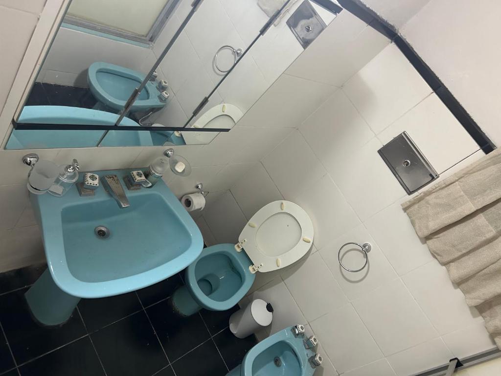 an overhead view of a bathroom with a blue toilet and sink at Ideal Centro Junin in Junín