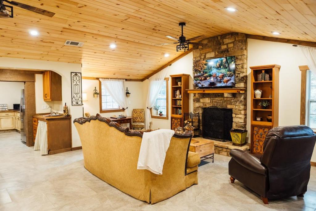 TV a/nebo společenská místnost v ubytování Escape to Villa Serena