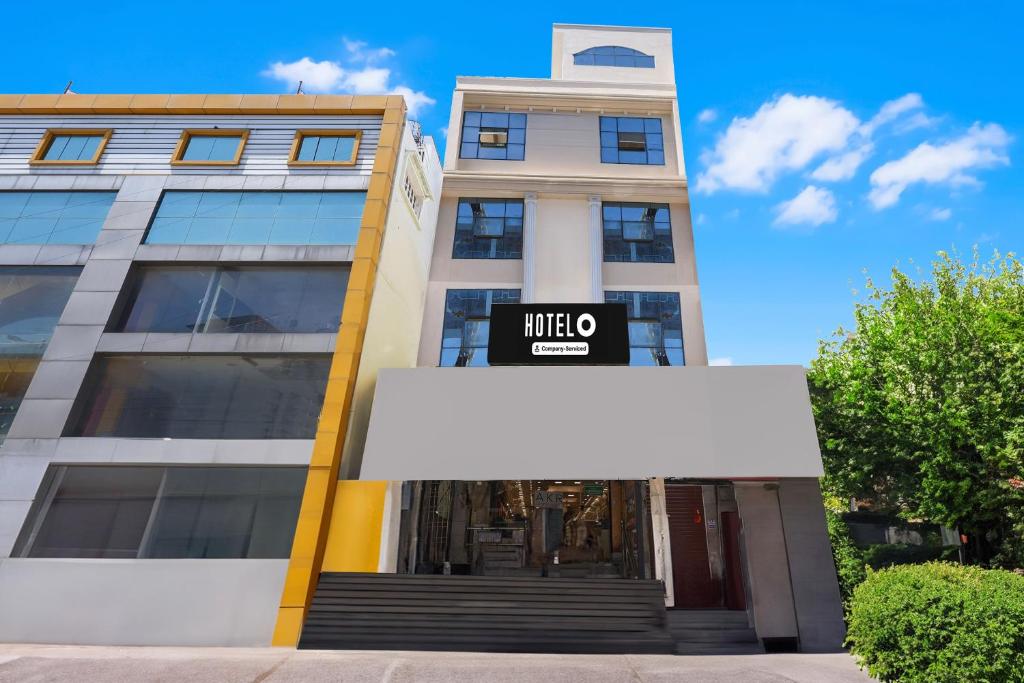 a building with a white sign in front of it at Super Hotel O Guntur Railway Junction in Guntūr