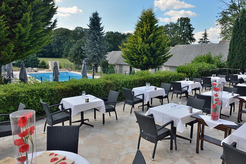 Bazén v ubytování Hôtel Restaurant Les Coquelicots, The Originals Relais nebo v jeho okolí