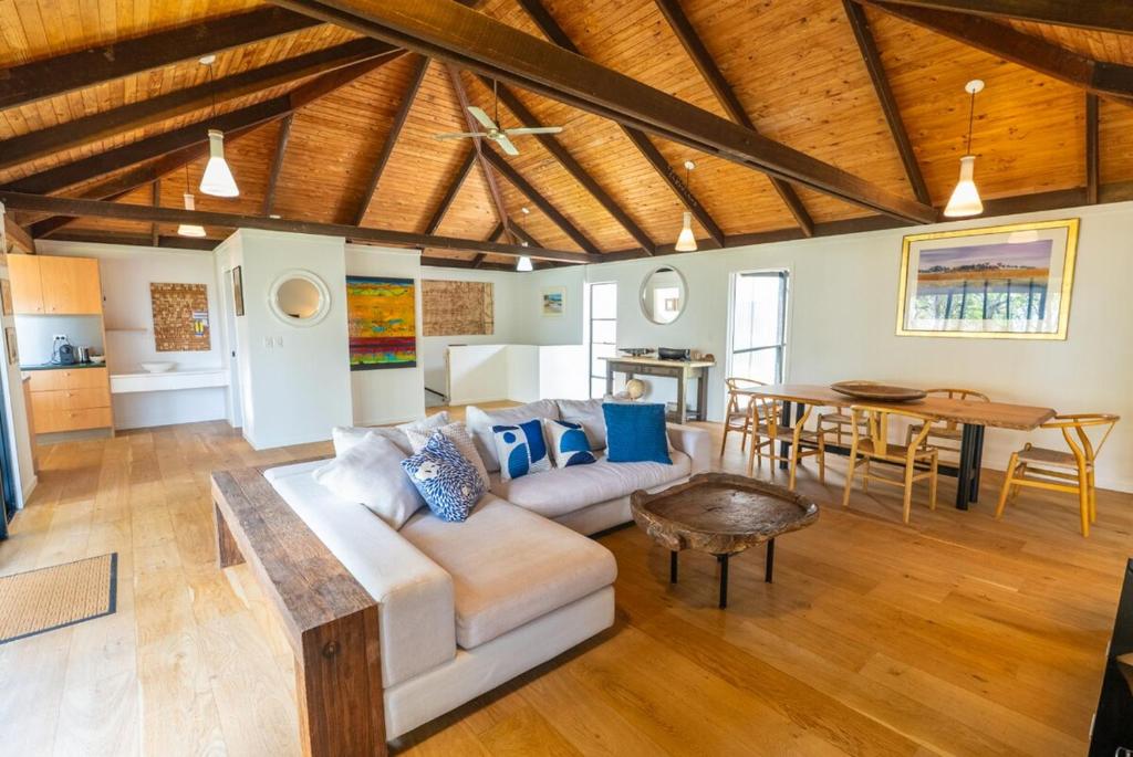 Kuchyň nebo kuchyňský kout v ubytování Sand Track - The Beachfront Retreat