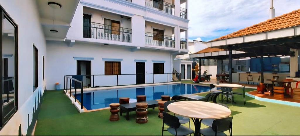 un balcón con mesa y sillas junto a un edificio en Angkor Sunshine Oasis, en Siem Reap