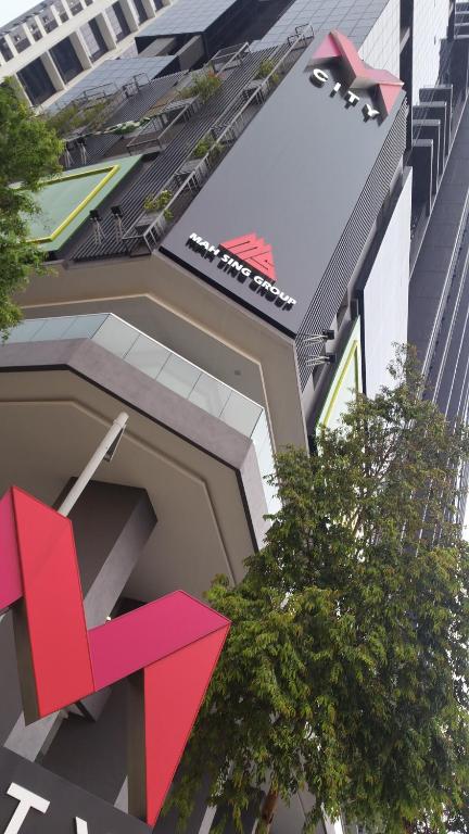 クアラルンプールにあるInfinity KLCC Pool at M City Ampangの赤い矢印が描かれた建物のレンダリング