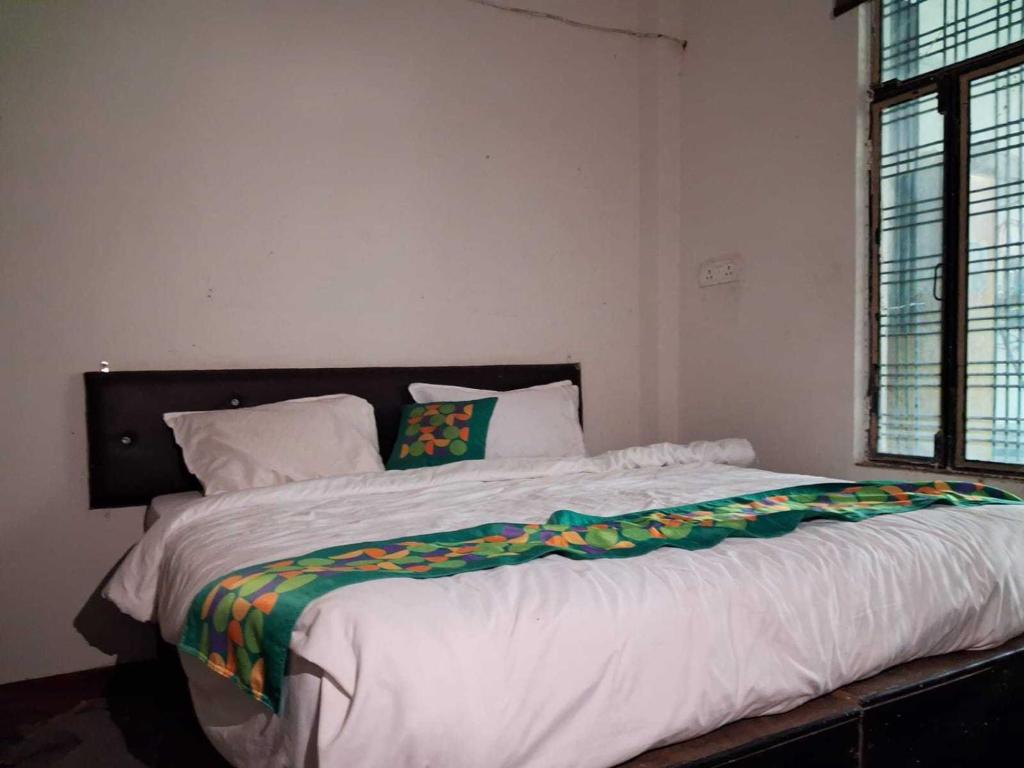 Postel nebo postele na pokoji v ubytování Hotel O Takiya