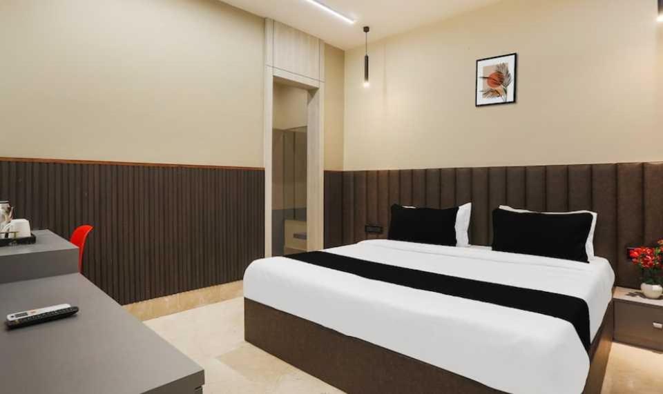 Ένα ή περισσότερα κρεβάτια σε δωμάτιο στο Townhouse Oak CSJMU Kanpur Formerly Shree Dev Villa