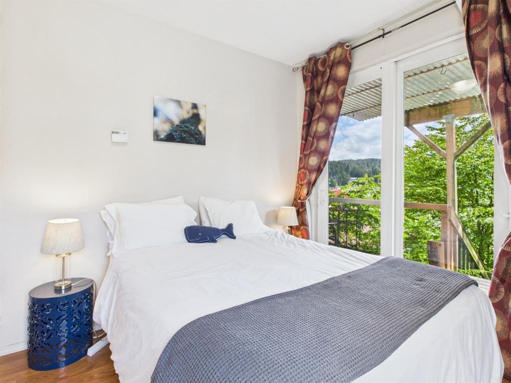 Postel nebo postele na pokoji v ubytování Harbor View Apartment w water access