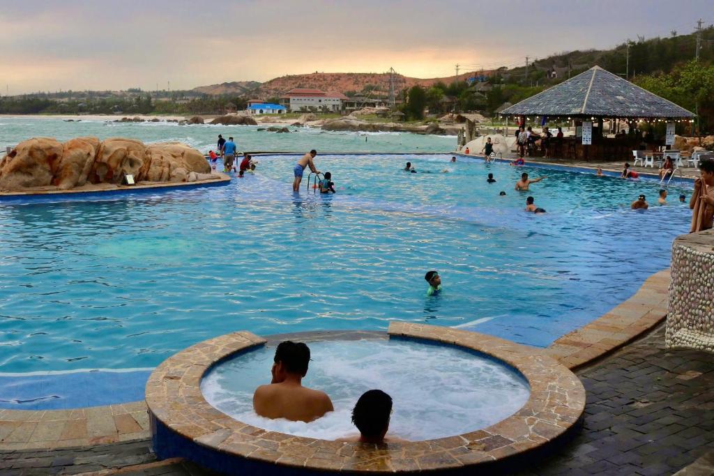 un gruppo di persone in una piscina in un parco acquatico di Rock Water Bay Beach Resort & Spa a Xóm Tram