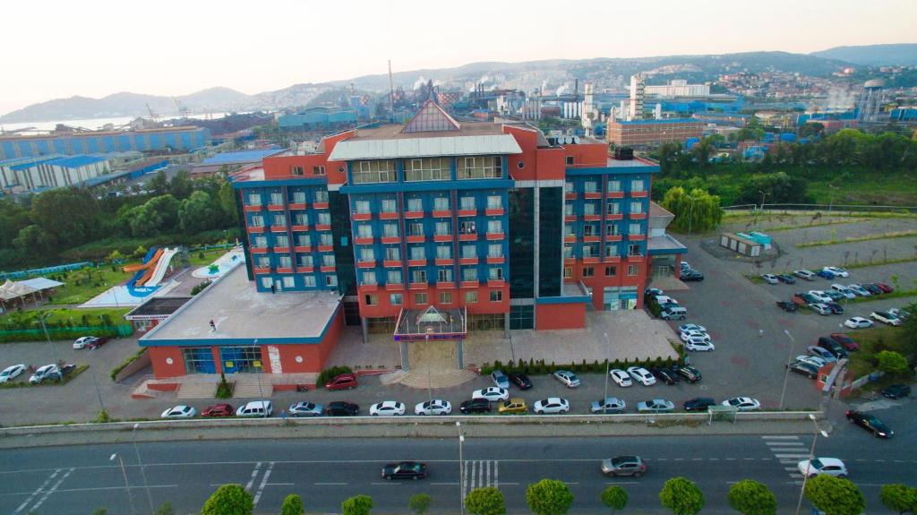 een luchtzicht op een gebouw met een parkeerplaats bij Buyuk Anadolu Eregli Hotel in Ereğli