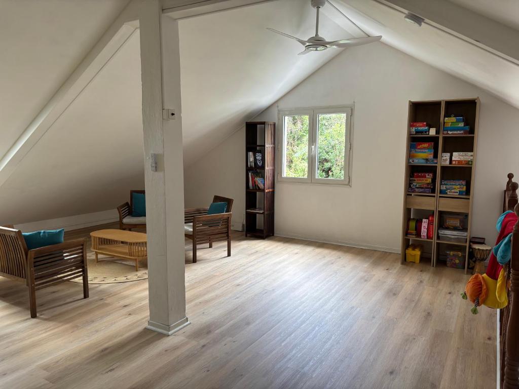 ル・タンポンにあるTi Kaz Fond d'orの天井ファンと木製の床を備えた屋根裏部屋