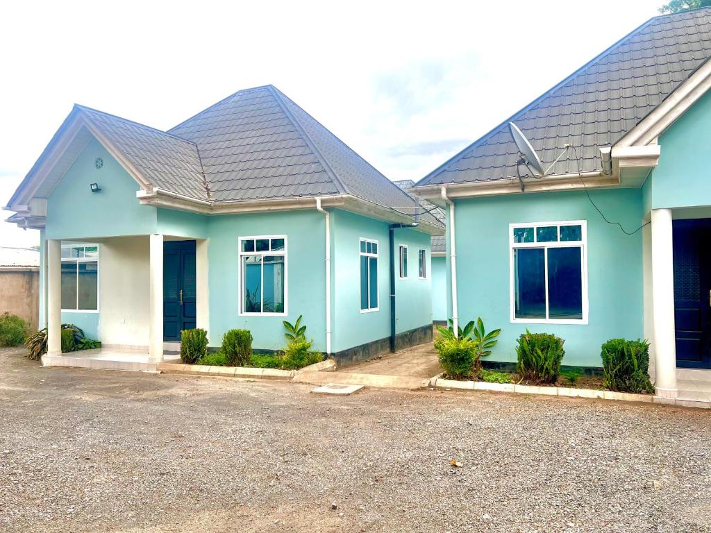 een huis met blauwe verf erop bij The Black mamba in Arusha