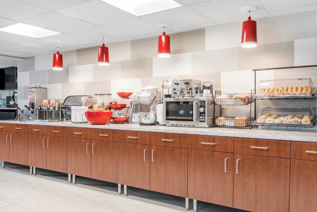 Ramada by Wyndham Minneapolis Golden Valley photo