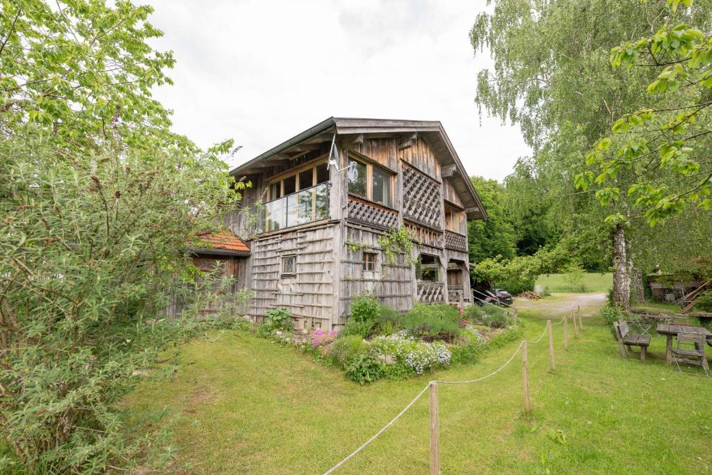 een oud huis in een tuin met een tuin bij Koanzhaus, Troadkasten in Franking