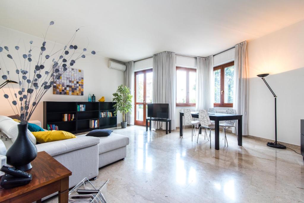 ミラノにあるThe Best Rent - Three bedrooms apartment in Milanのリビングルーム(ソファ、テーブル付)