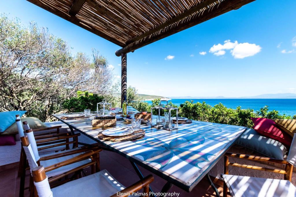einen Tisch im Freien mit Meerblick in der Unterkunft Ferienhaus für 6 Personen ca 200 m in Sant'Antìoco, Sardinien Sulcis Iglesiente in Crisionis