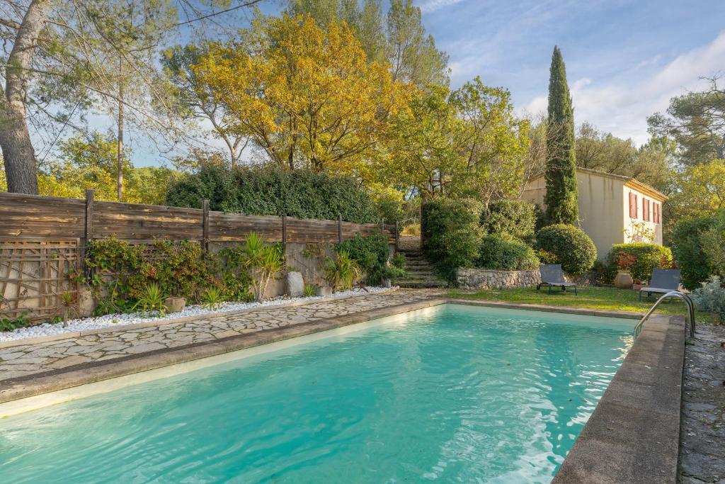 Bazén v ubytování Lou Jas Dé Raféou - Gîte Raphaël nebo v jeho okolí