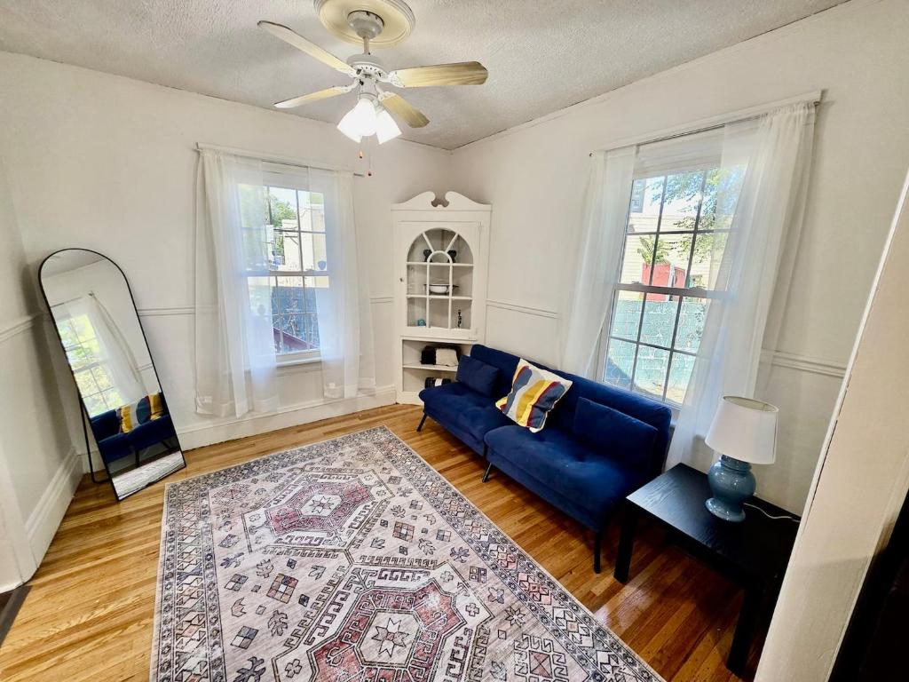 Posezení v ubytování Cozy Rochester Stay 2br Backyard Patioworkspace